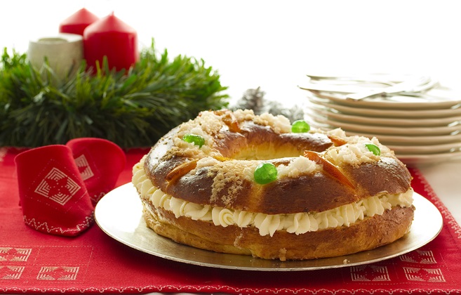 Krémmel töltött Roscón de Reyes sütemény az ünnepi asztalon. Spanyol karácsonyi receptek és hagyományok a Spanyolban Otthon blogon.