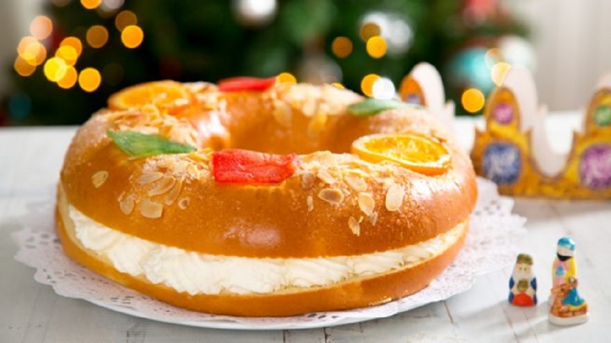 Hagyományos spanyol karácsonyi édesség, a Roscón de Reyes kandírozott gyümölcsökkel. Spanyol gasztronómia és ünnepi szokások a Spanyolban Otthon blogon.