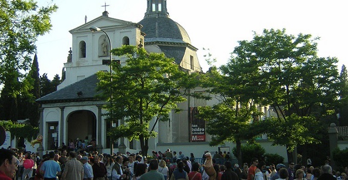 Madridi Szent Izidor kápolna, ahol májusban a Szent ünnepén óriási tömeg gyűlik össze