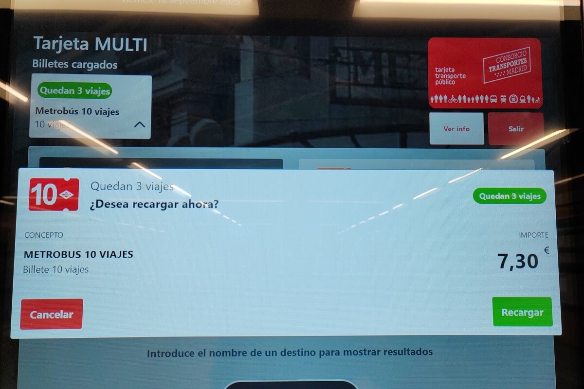 Érintőképernyő spanyol nyelvű metrókártya-töltő állomásnál. 3 utazás maradt 7,30€ áron. Gombok: Mégse piros, Töltés zöld.