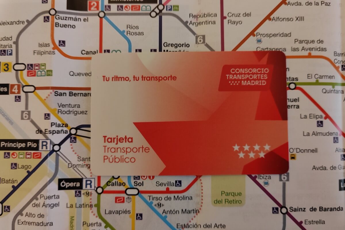 Madrid metró térkép egy közlekedési kártyával. A kártya piros árnyalatú, felirattal: Tu ritmo, tu transporte; Tarjeta Transporte Público.
