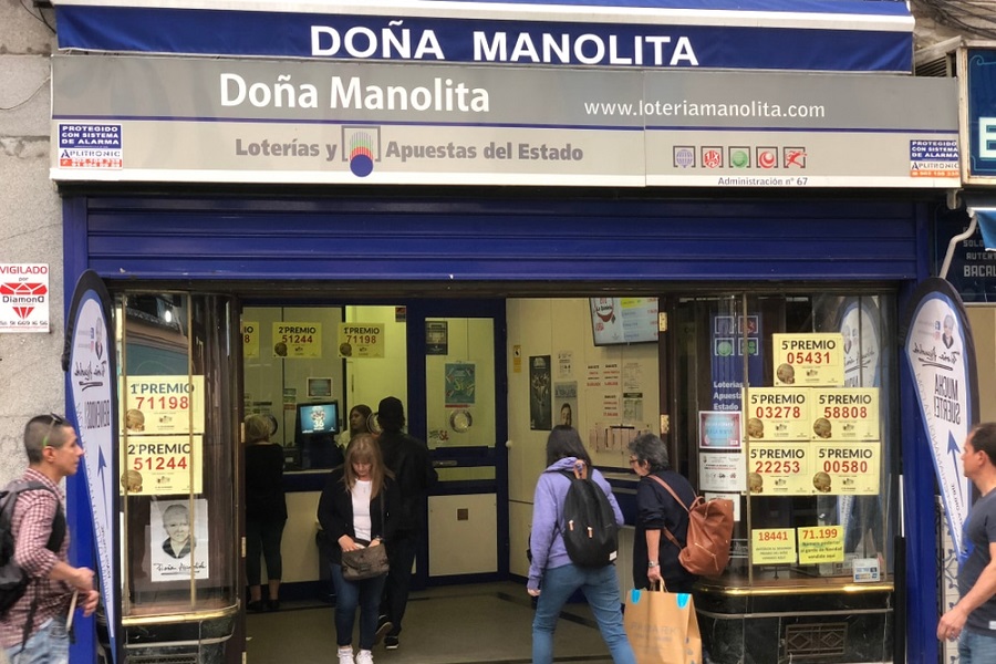 Madrid Dona Manolita híres lottózója, kék cégérrel, és ahol éppen vásárolnak karácsonyi lottót az emberek