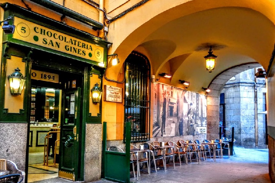 Ikonikus hely Madridban, a San Ginés forrócsokizó és churros-os, ami 1894-ben nyitotta meg kapuit