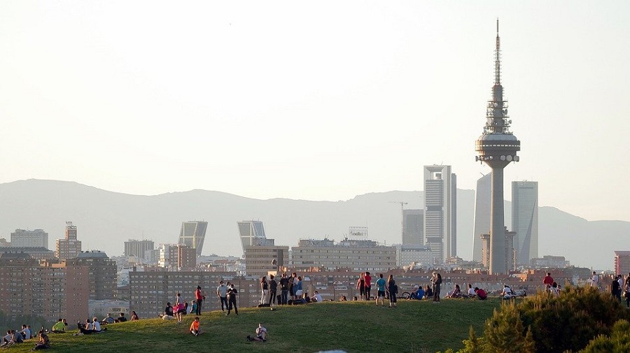 madrid látkép panorámával egy dombról , háttrében a hegyek, épületek, felhőkarcoló és tévétorony