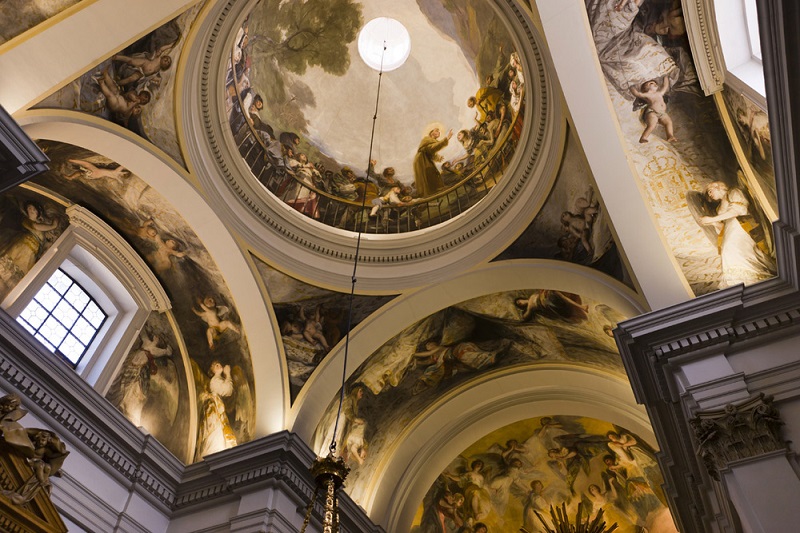 Templom mennyezeti freskói, élénk színekkel és vallási jelenetekkel. Díszes, boltíves építészet világítással és ablakkal. A freskót Goya készítette a madridi Ermita de Ermita de San Antonio de Florida, ahol Goya sírja is található. A freskó témája Páduai Szent Andtal élete. 