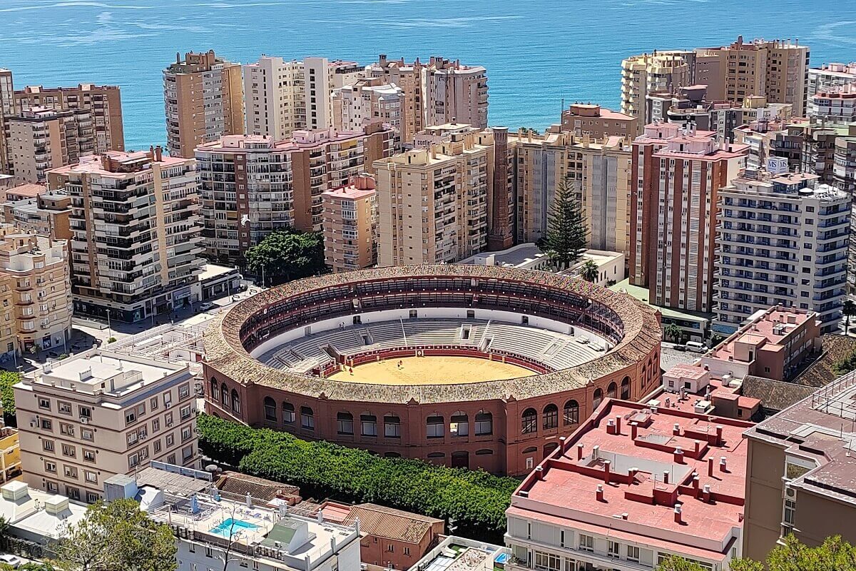 A malagai La Malagueta bikaviadal-aréna külső, vörös tégla épülete. Malaga látnivalók, spanyol hagyományok és építészet.