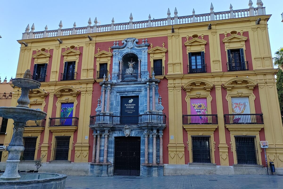 A malagai Püspöki Palota (Palacio Episcopal) díszes barokk homlokzata a Plaza del Obispo téren. Malaga látnivalók és vallási építészet.