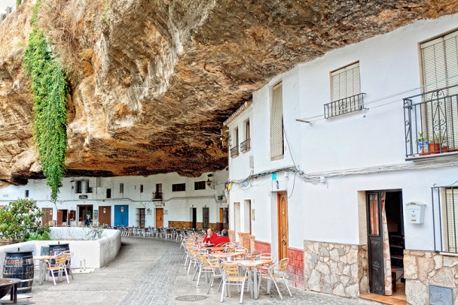 Setenil de las Bodegas barlanglakásai a sziklában