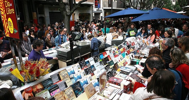 könyvárusok, sok kipakolt könyvvel Barcelona La Rambla útján