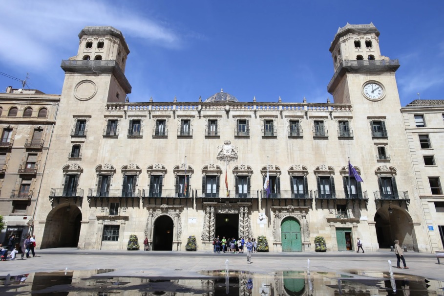 Alicante látnivalók, a Városháza épülete, amely régen palota volt