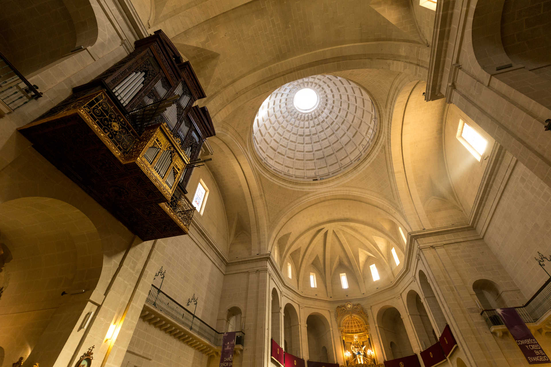 Alicante társszékesegyház 45 méter magas kupola „oculus”-a egyedi fényhatásokkal világítja be a belső teret