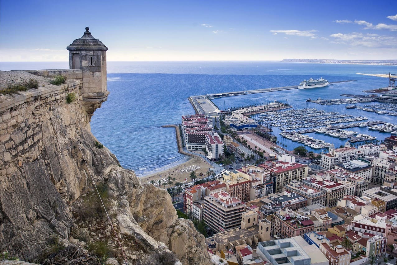 A várból nyíló 360 fokos pazar panoráma Alicante óvárosára és a Földközi-tengerre.