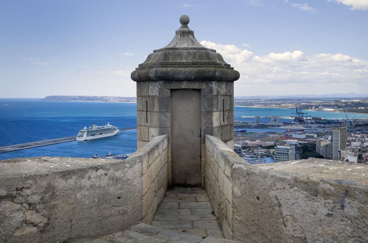 Alicante kiemelt látnivalója a Santa Barbara vár régi kőből épült őrtornya. Kilátás a tengerre.