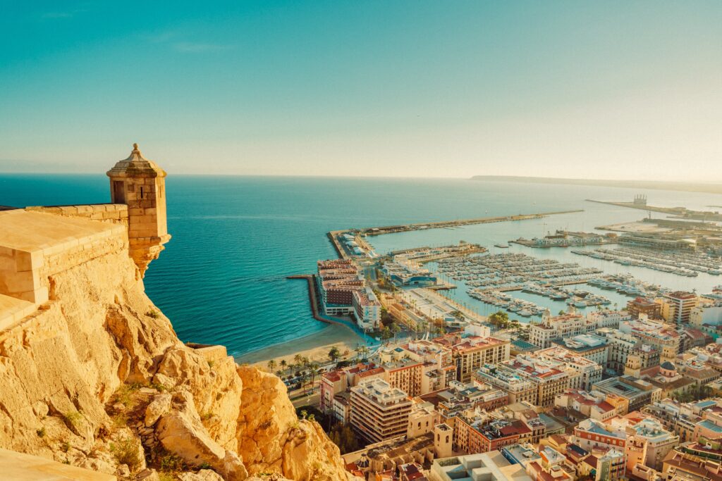 Alicante látnivalók: TOP 15 tipp magyar nyaralóknak (2026)