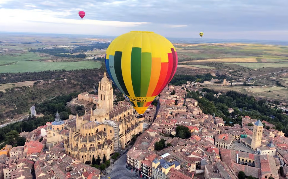 EXTRA TIPP ÉS ÉLMÉNY - Ha egy igazán egyedi élményre vágysz, repülj hőlégballonnal Segovia felett – felejthetetlen kilátás és különleges hangulat vár! Részletekért katt ide vagy a képre!
