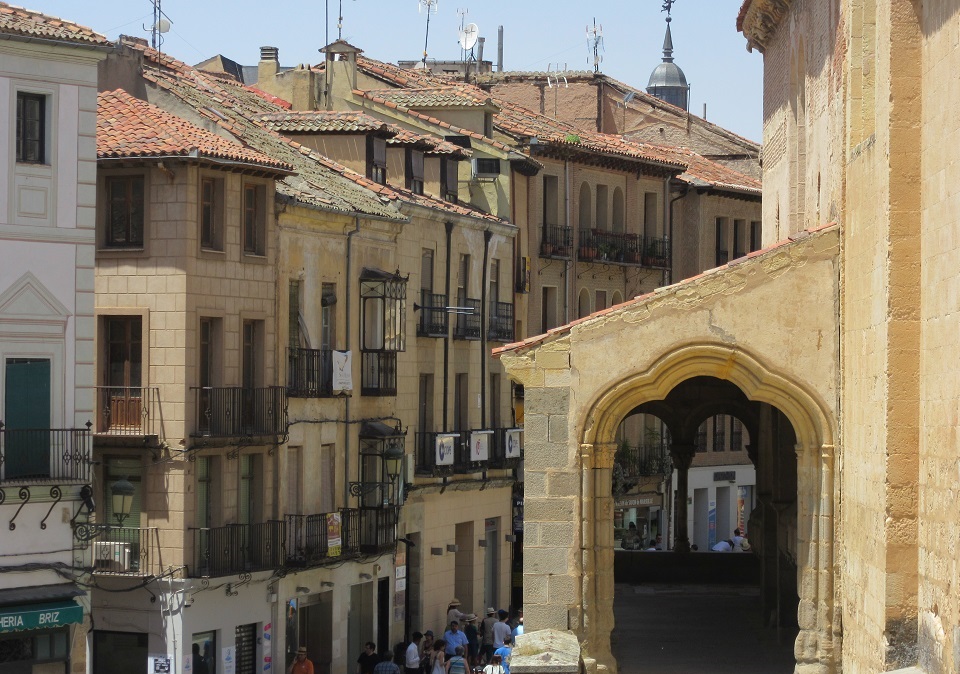 Segovia városkép egy román kori templom árkádsorával