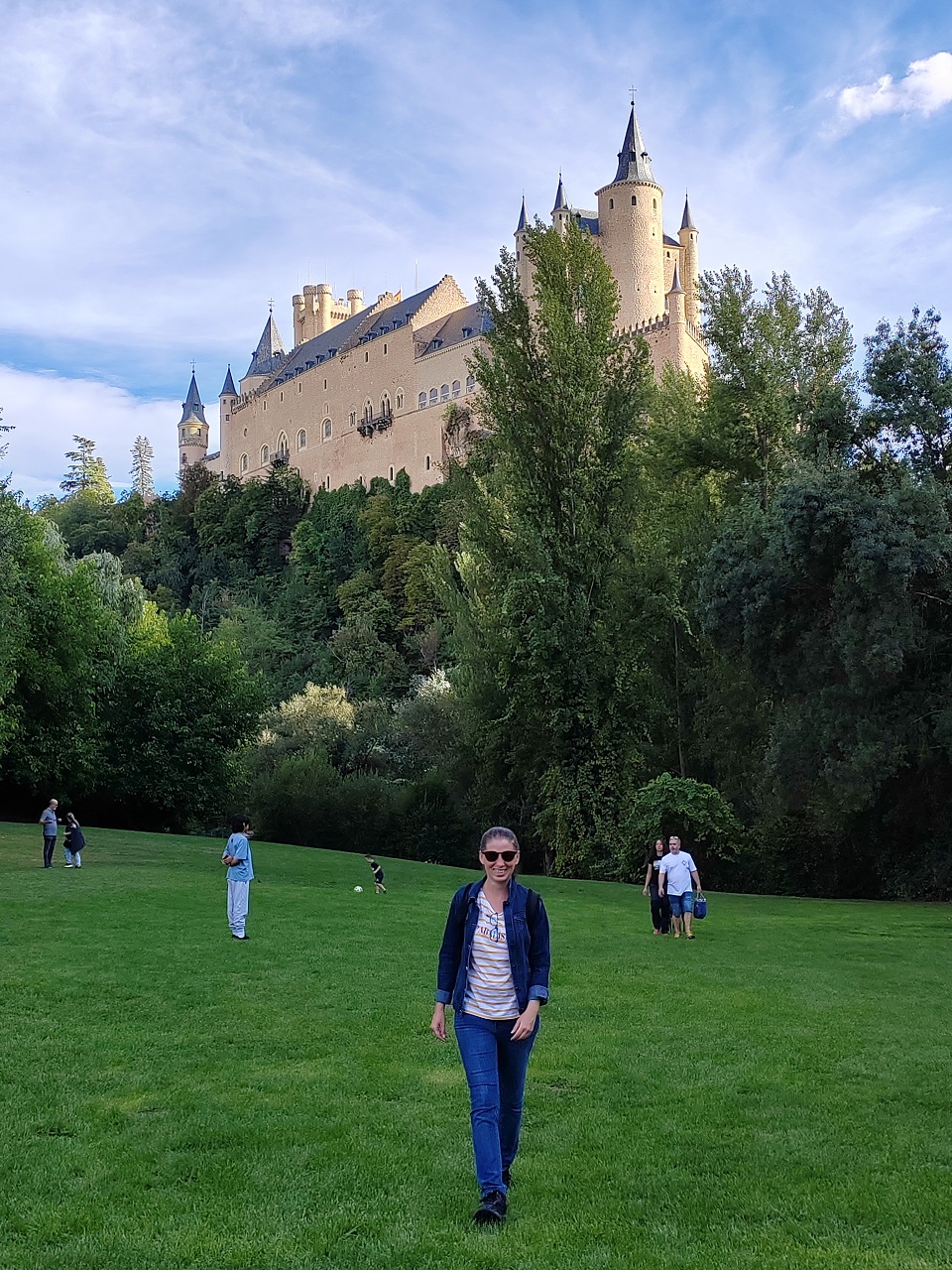 segovia panoráma pont az Alcazar épületére és magyar idegenvezető sétál