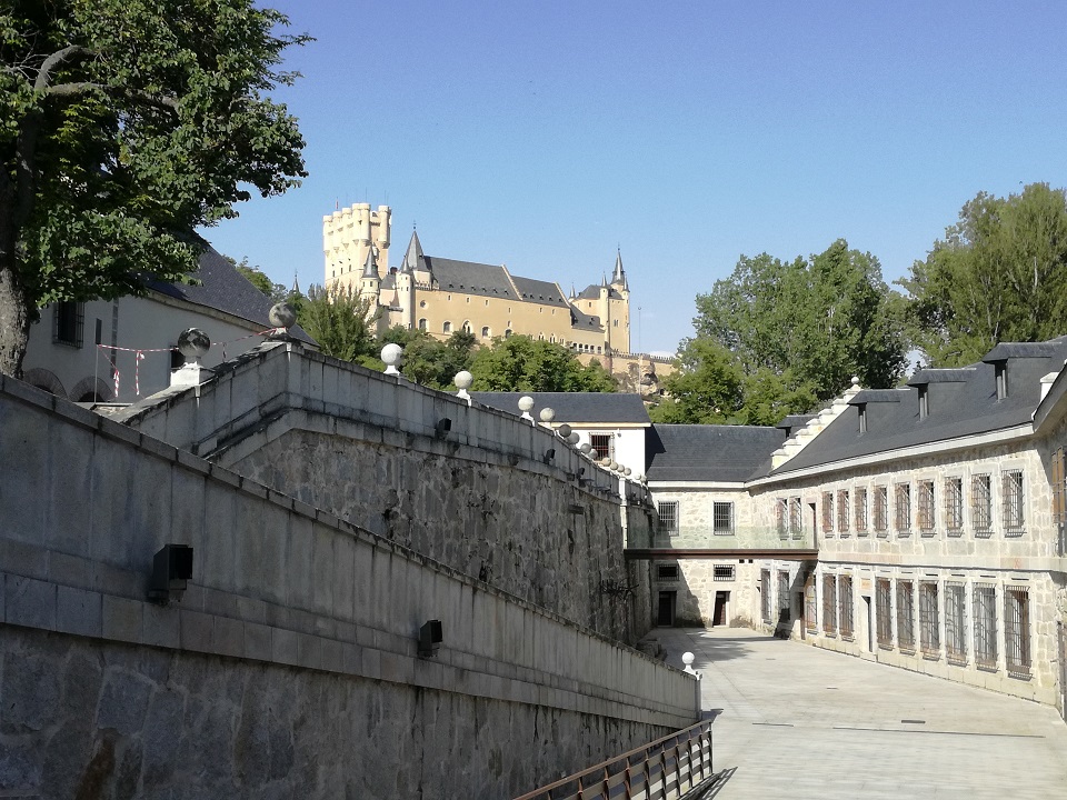 Segovia látnivalók a Pénzverde udvara , háttérben az Alcázar épülete