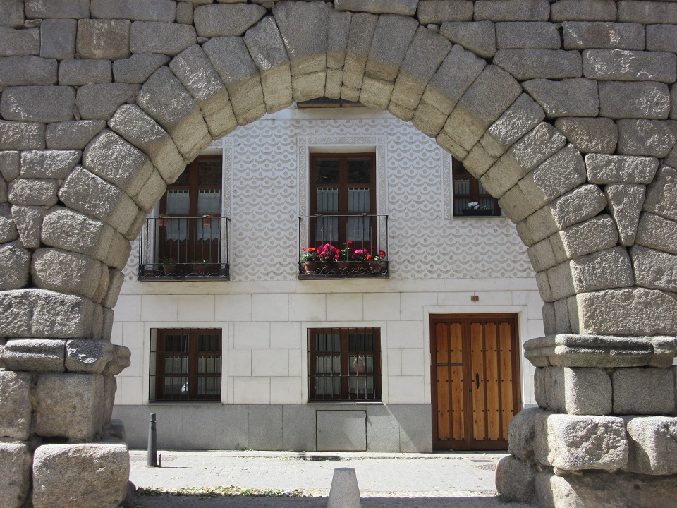 segovia látnivaló római vízvezeték acueducto boltíve háttérben egy sgraffito ház