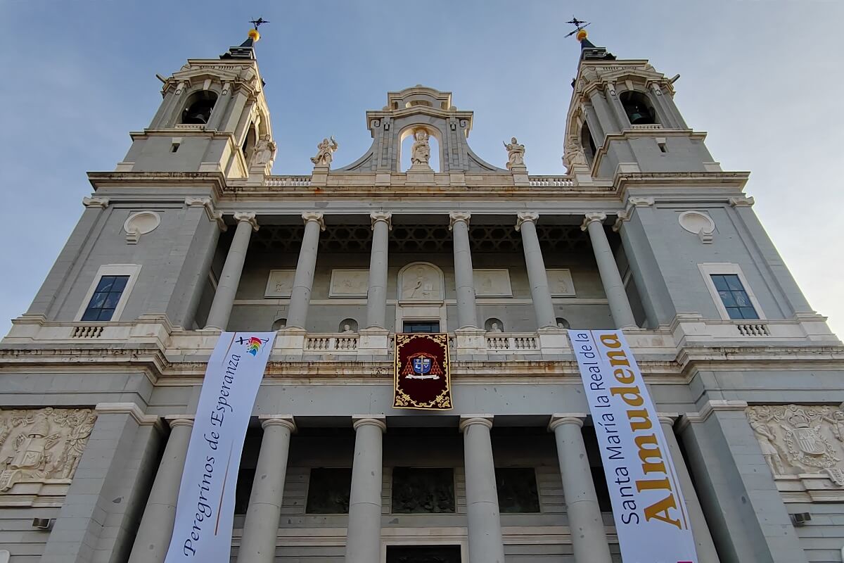 A madridi Almudena katedrális (Santa María la Real de la Almudena) neoklasszicista főhomlokzata, Madrid látnivalók útikalauz.