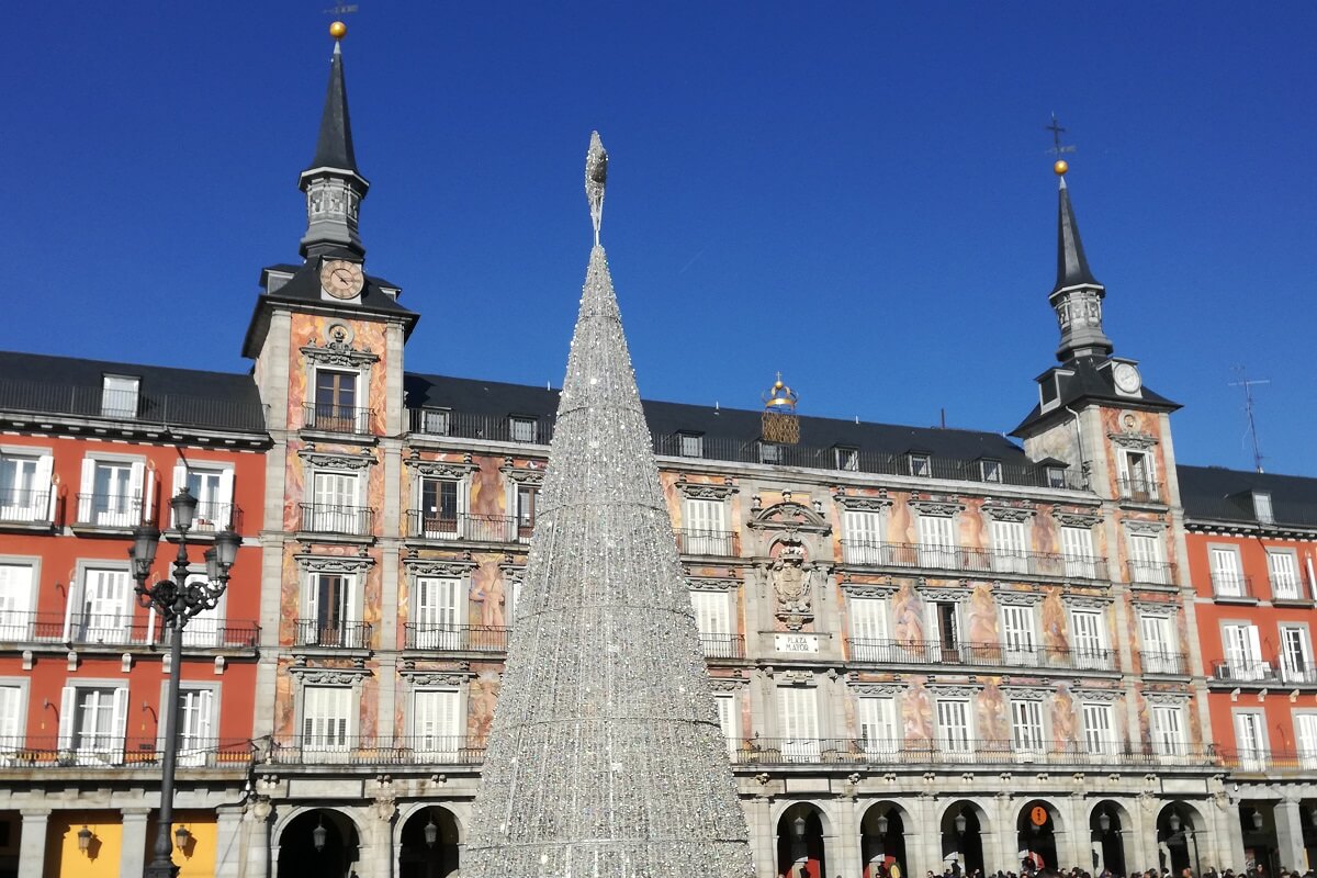 A madridi Plaza Mayor egyik fő épületének, a Casa de la Panadería-nak a színes freskókkal díszített homlokzata és festett falfelületei – Madrid látnivalók