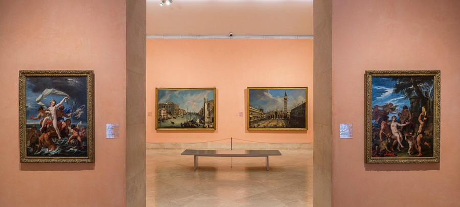Thyssen-Bornemisza Múzeum kiállítótér, négy festmény rózsaszín falakon, középen pad. Klasszikus művészet, világos, nyugodt atmoszféra.