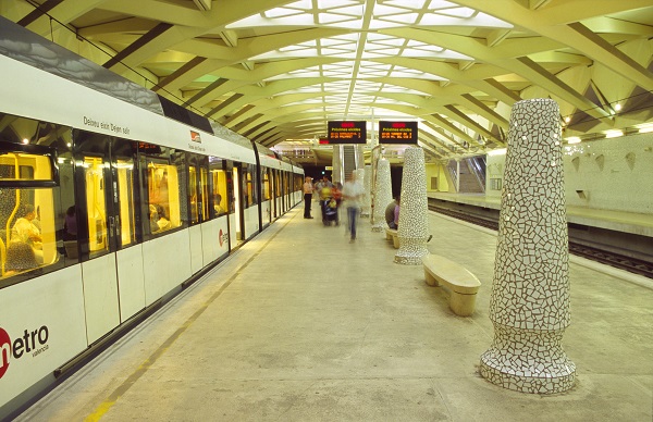 Valenciai metró és villamos (Metrovalencia) szerelvénye az állomáson – menetrend és vonalhálózati tippek 2026-ban.