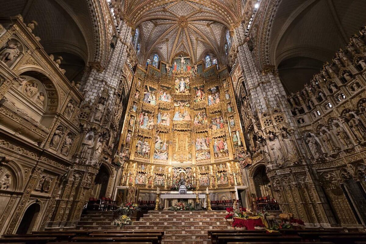 A Toledói Katedrális (Catedral Primada) monumentális, aranyozott gótikus főoltára faragott bibliai jelenetekkel – Toledo látnivalók