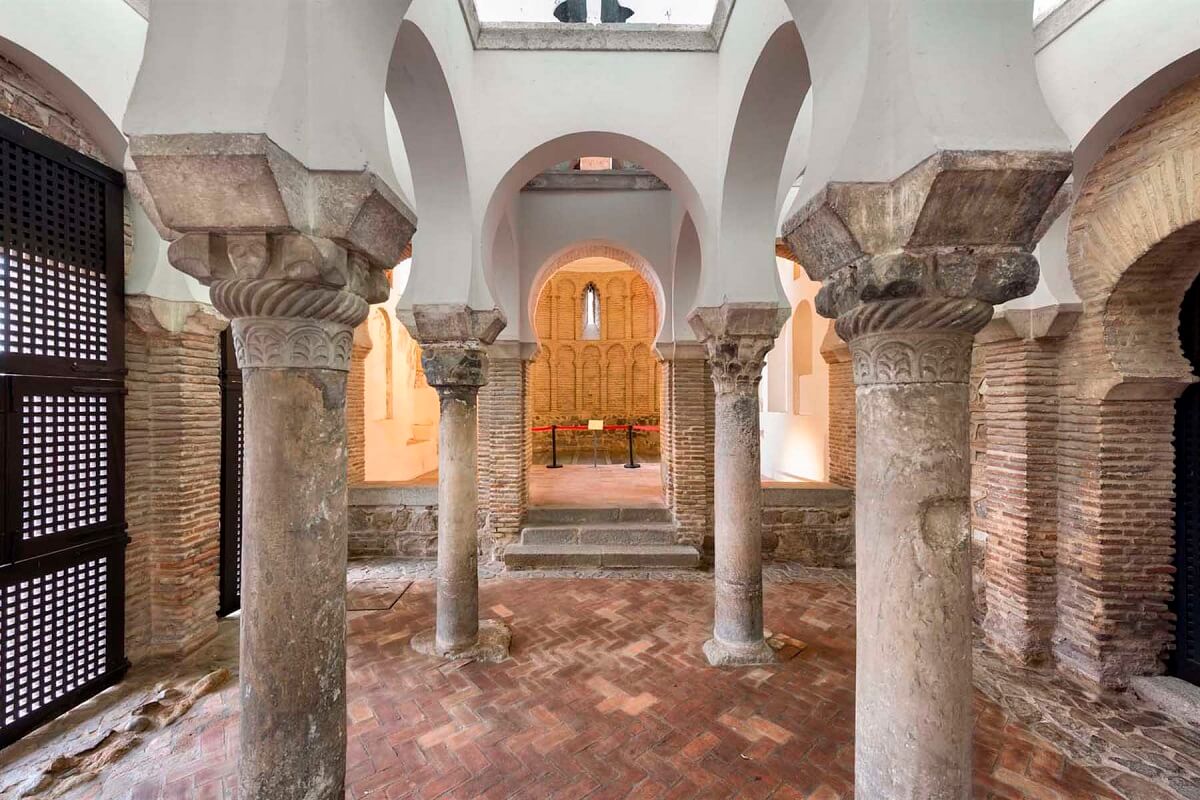 A toledói Cristo de la Luz mecset (Mezquita del Cristo de la Luz) ezeréves belső tere patkóíves árkádokkal és antik oszlopokkal – Toledo látnivalók