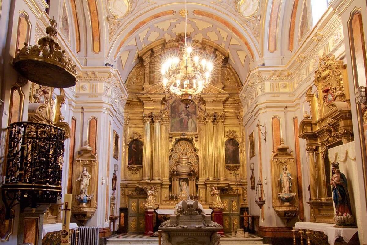 A toledói Real Colegio de Doncellas Nobles templomának elegáns belső tere és az alapító bíboros síremléke – Toledo látnivalók