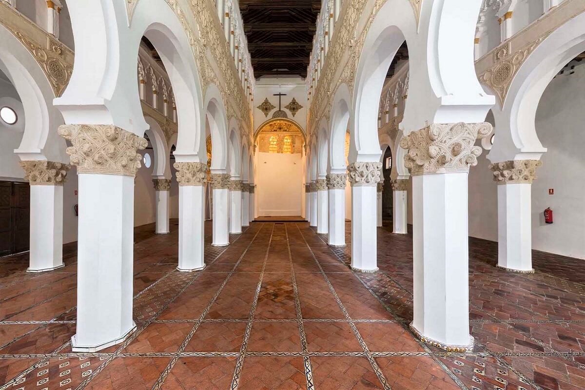 A toledói Fehér Szűz Mária Zsinagóga (Santa María la Blanca) mór stílusú oszlopai és faragott oszlopfői a belső térben – Toledo látnivalók