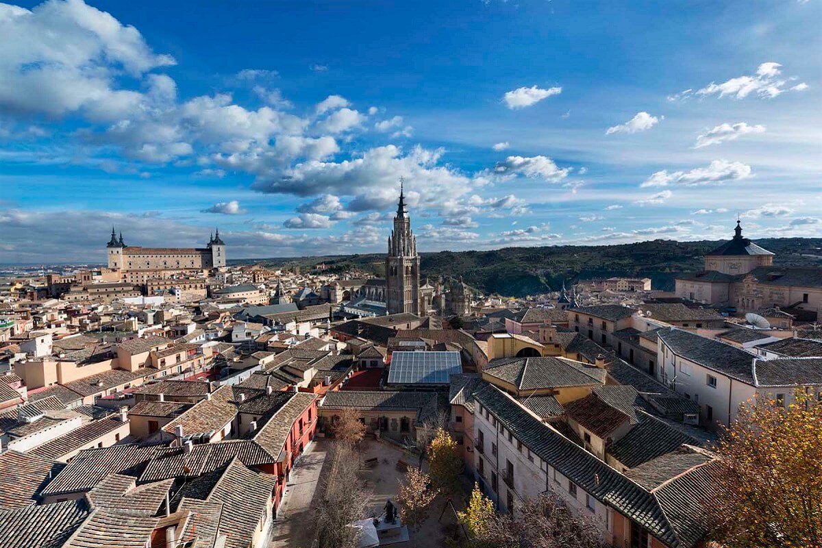 360 fokos panoráma Toledo háztetőire a Jezsuita templom tornyából, háttérben a Katedrálissal és az Alcázarral – Toledo kilátópontok