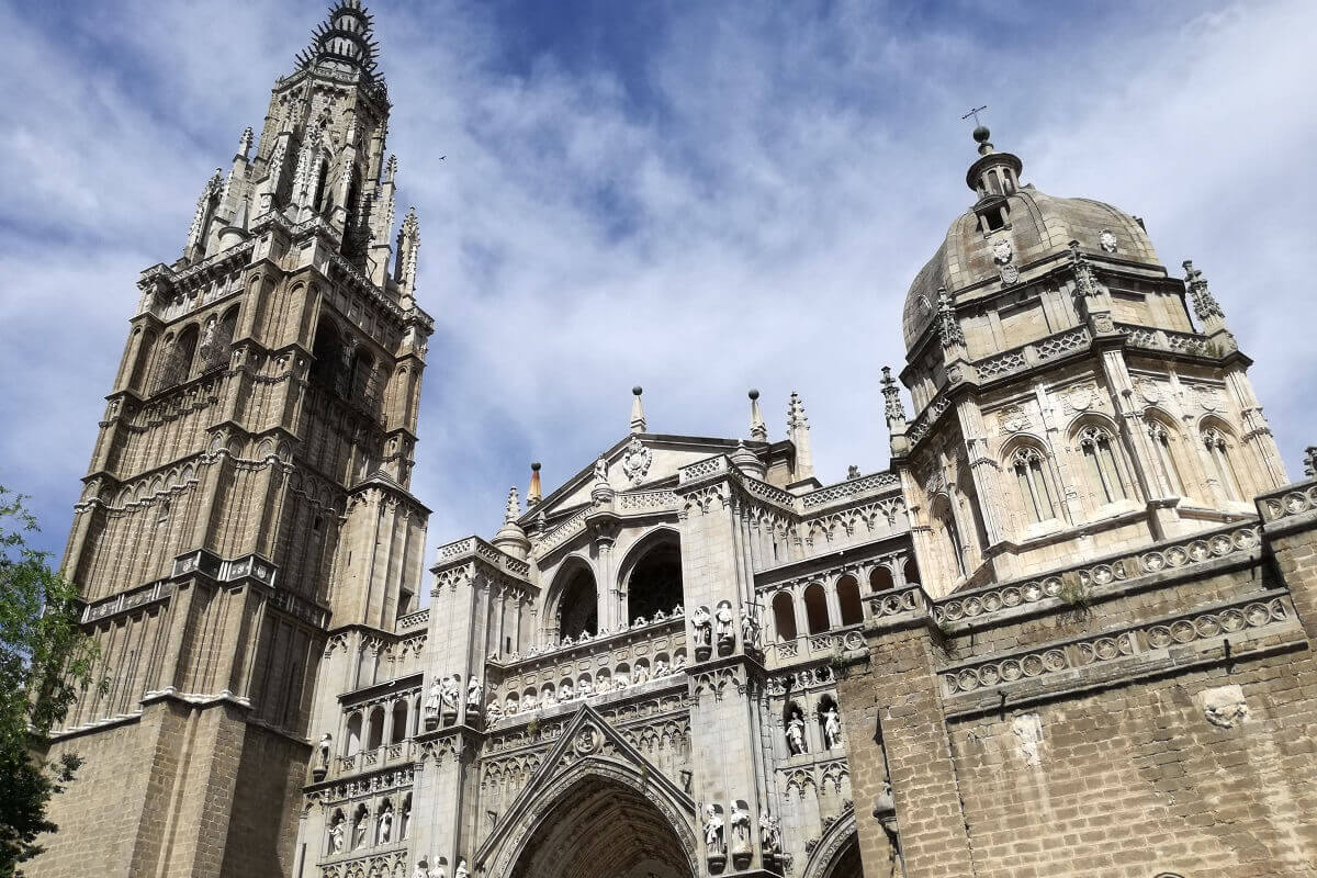 A Toledói Katedrális (Catedral Primada) gótikus főhomlokzata és a monumentális, 90 méter magas harangtorony – Toledo látnivalók