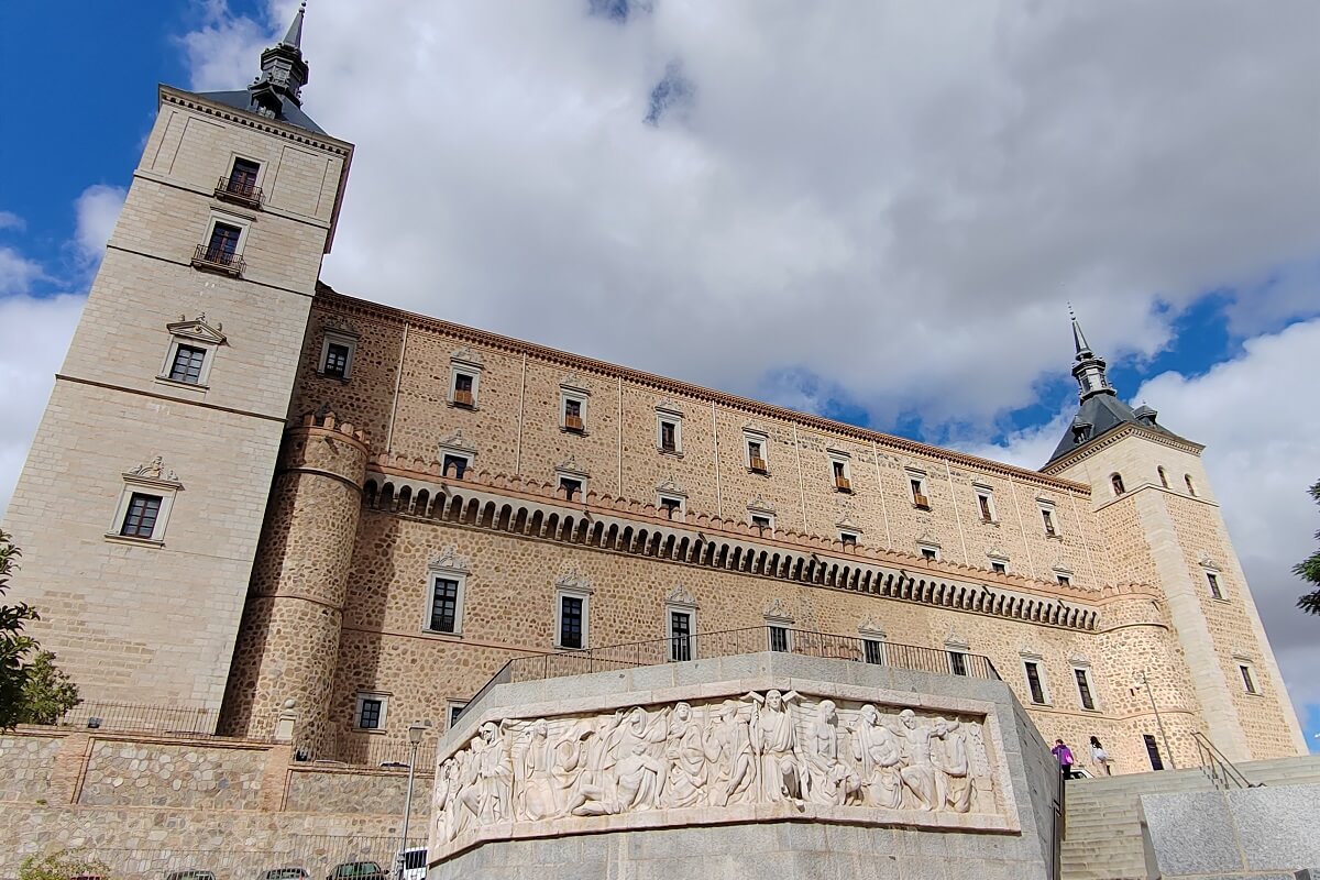 Az Alcázar de Toledo monumentális erődítménye és a Hadtörténeti Múzeum épülete a város legmagasabb pontján – Toledo látnivalók