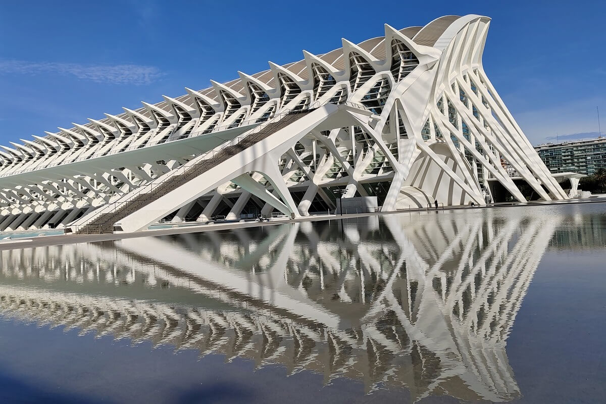 A Museu de les Ciències Príncipe Felipe modern épülete Valenciában, a Művészetek és Tudományok Városa látványossága.