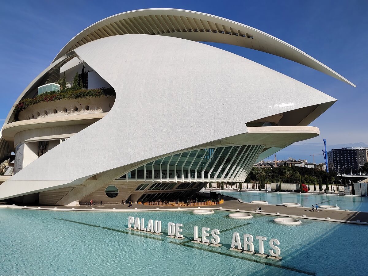 Palau de les Arts operaház fehér, futurisztikus épülete és víztükre Valenciában, a Művészetek Városában.