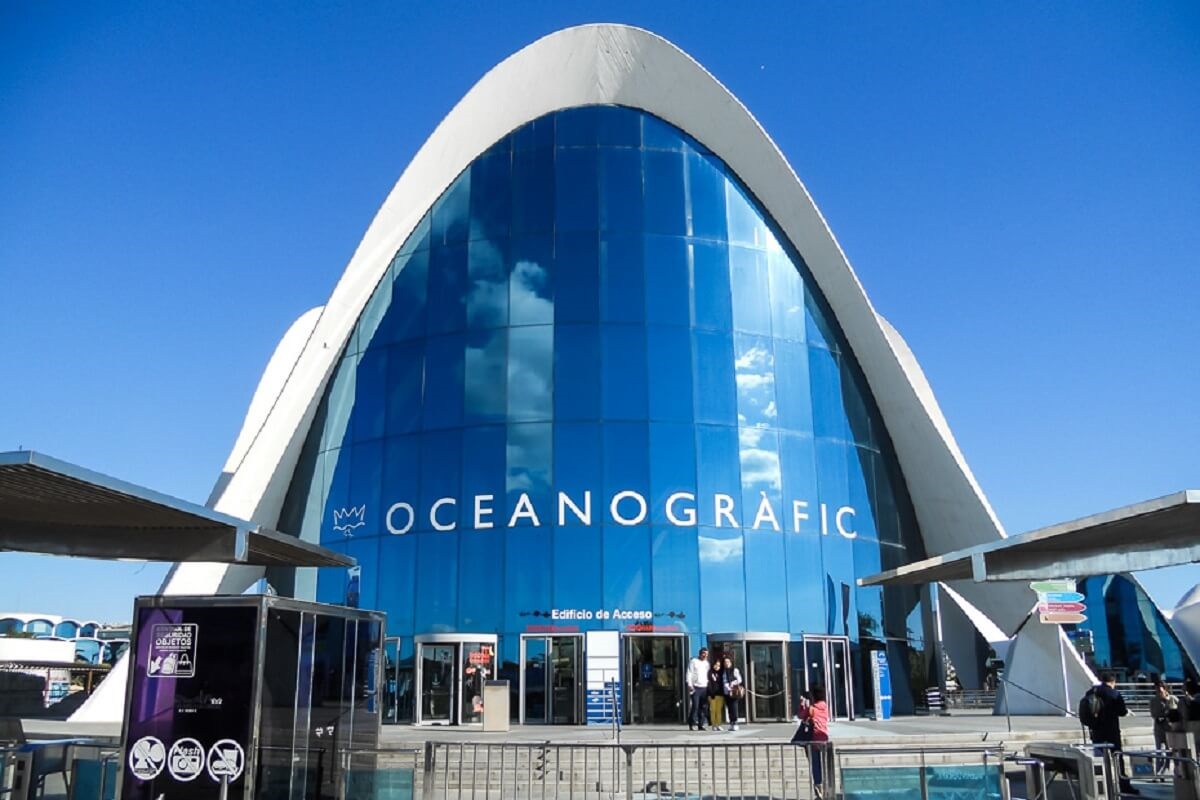 Az Oceanogràfic akvárium bejárata Valenciában – látogatói információk, árak és tippek a Művészetek és Tudományok Városához.