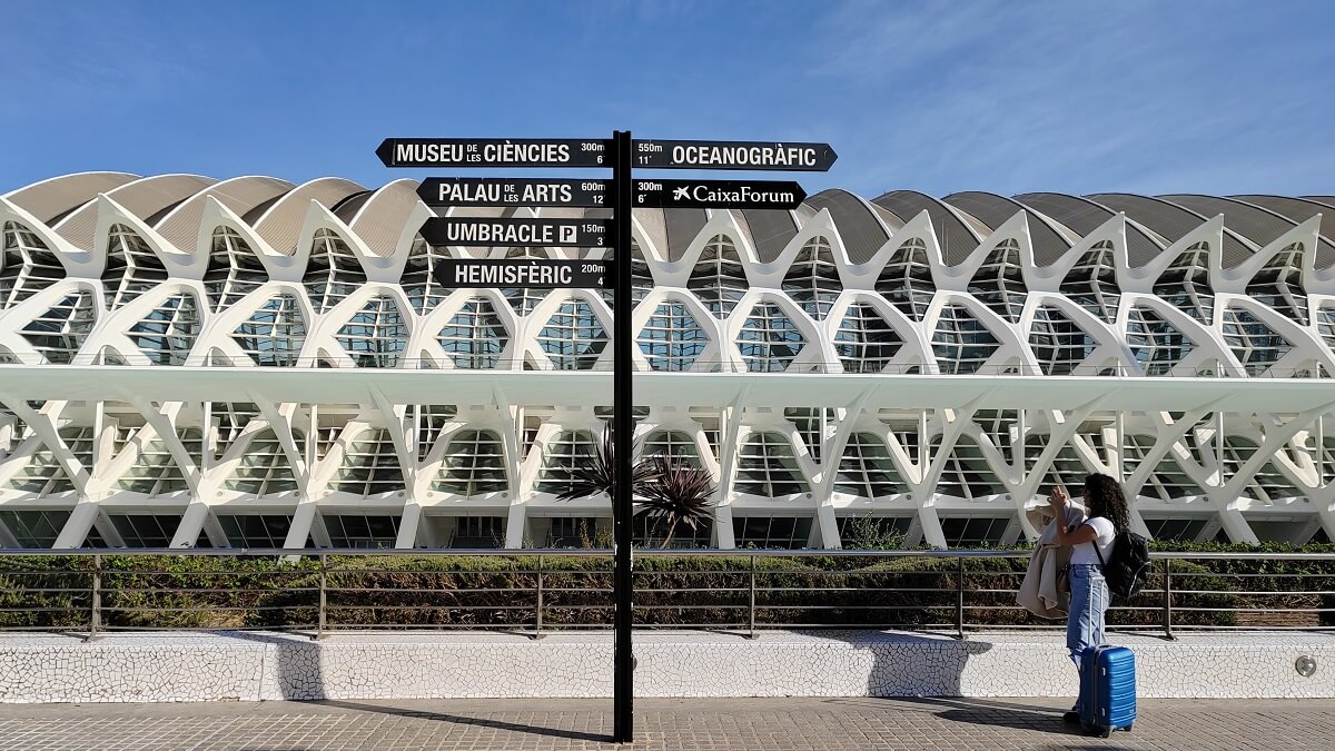Útbaigazító tábla a valenciai Művészetek és Tudományok Városában a Museu, Oceanogràfic és Umbracle felirattal.