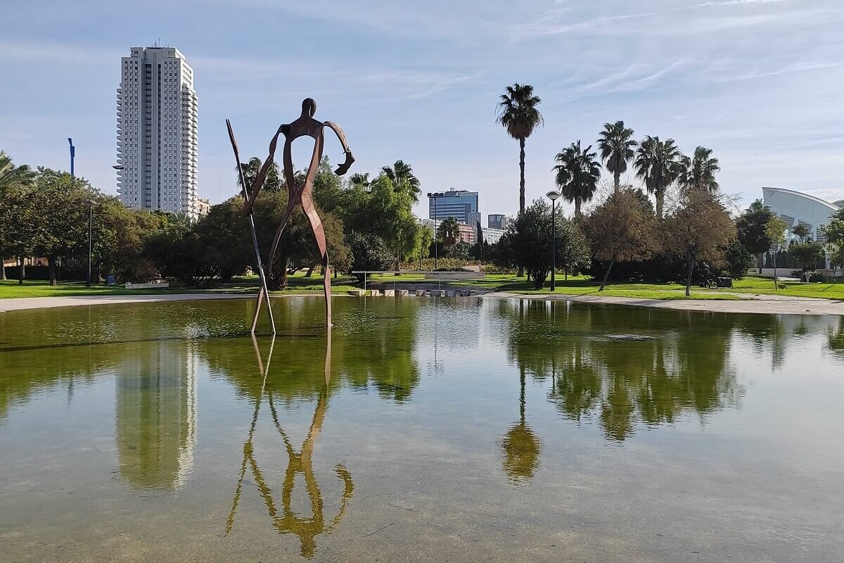 A valenciai Turia-kert (Jardín del Turia) parkosított sétányai az egykori folyómederben. Valencia látnivalók és pihenés a szabadban.