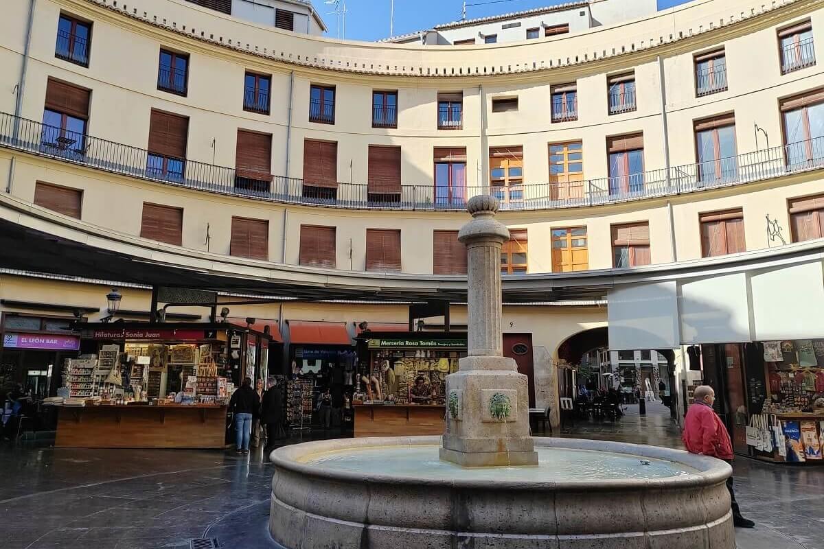 A valenciai Plaza Redonda különleges kör alakú tere felülnézetből. Valenciai városnézés és rejtett látnivalók a Spanyolban Otthon blogon.