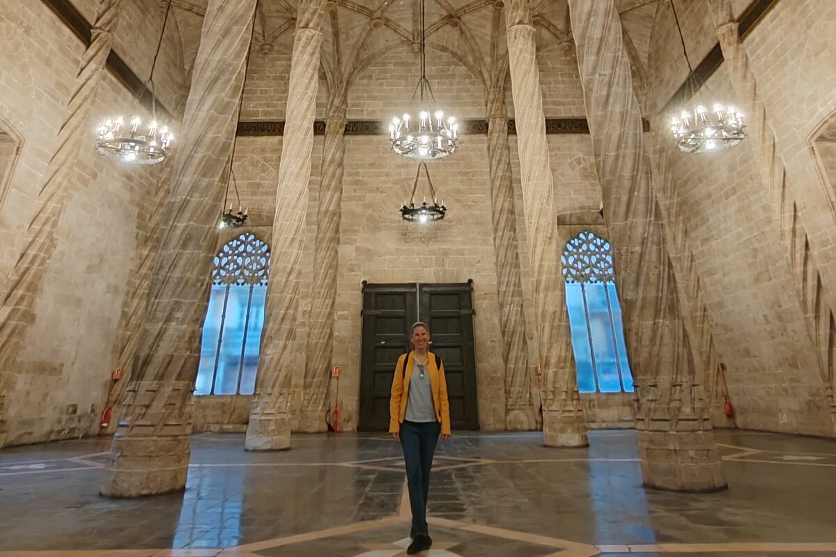 Hivatalos spanyolországi idegenvezető a valenciai Selyembörze (La Lonja de la Seda) gótikus oszlopcsarnokában. Valencia látnivalók és UNESCO világörökség.