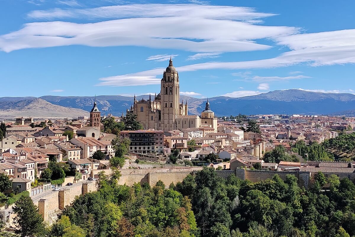 Segovia város panorámája az Alcázar erődből, látható a Segovia katedrális és a történelmi központ