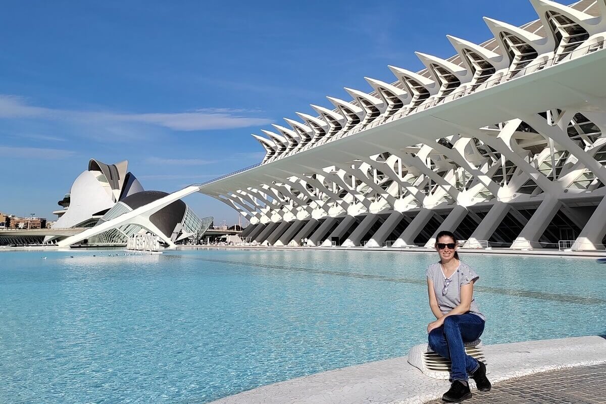 Hivatalos idegenvezető Valenciában, a valenciai Művészetek és Tudományok Városa (Ciudad de las Artes y las Ciencias) előtt. Valencia látnivalók 2026-ban