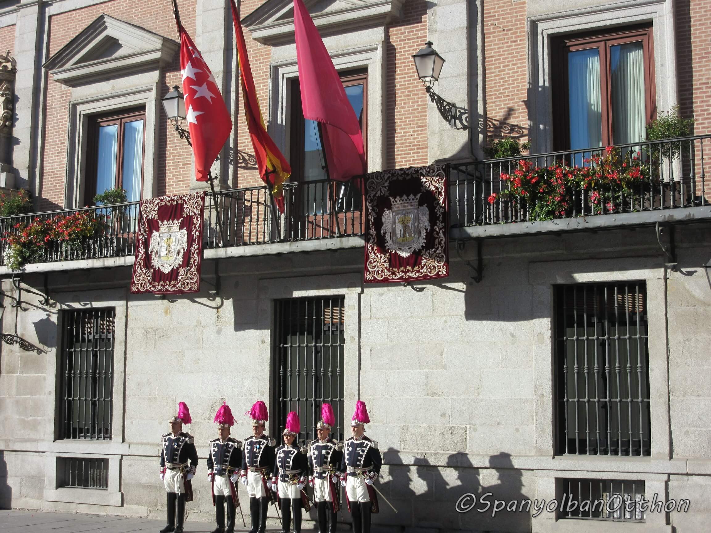 Casa de la Villa, Madrid városi ünnepe alkalmával mai napig ünnepi díszbe öltözik a régi Városháza épülete