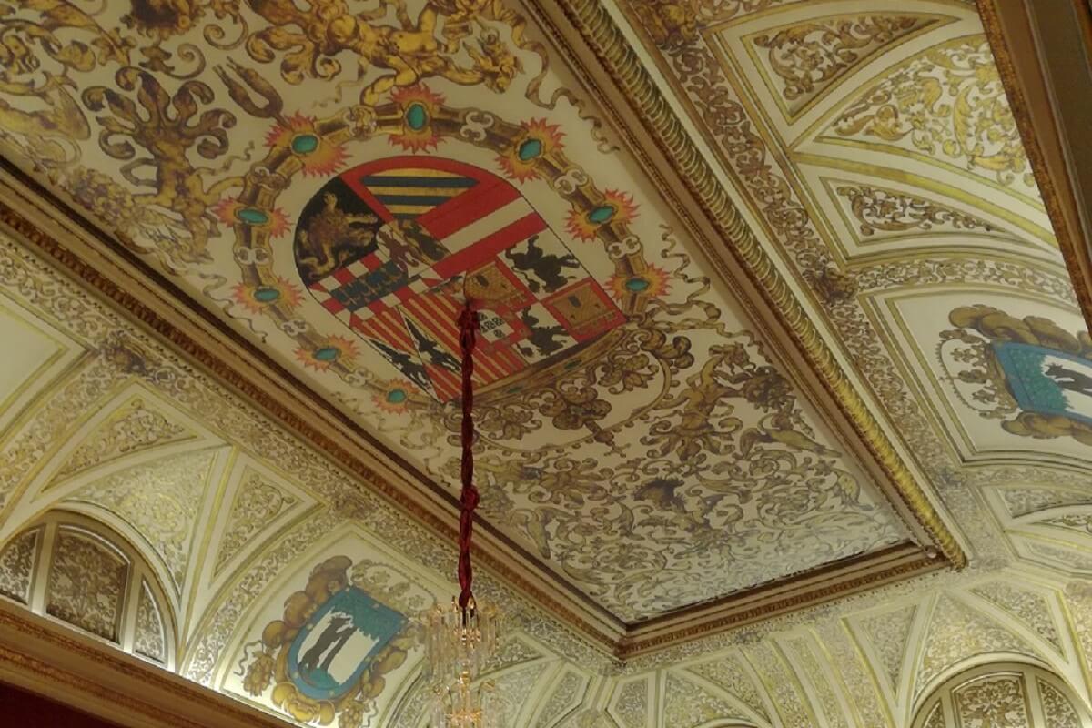 Goya szalon mennyezete a Casa de la Villa, a régi Városházában, amin nemcsak a királyi, hanem Madrid címerét is felfedezhetjük