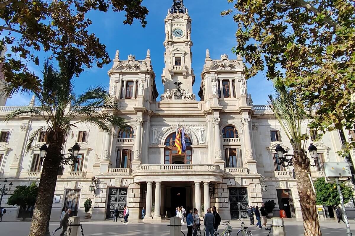 A valenciai Városháza (Ayuntamiento) díszes homlokzata és óratornya. Valencia látnivalók: az óváros közigazgatási központja a Spanyolban Otthon ajánlásával.