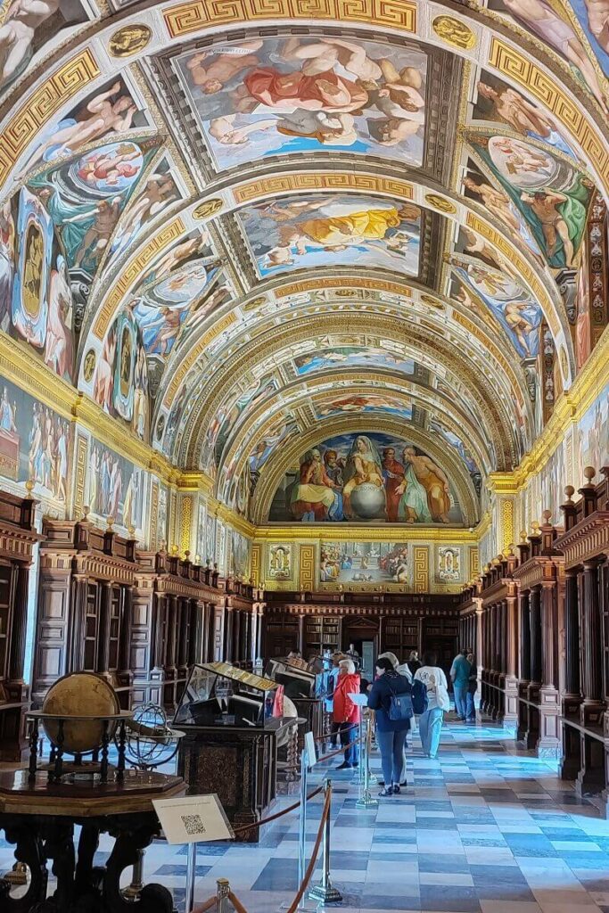 San Lorenzo de El Escorial Aranykönyvtára, részletes belső díszítés és történelmi könyvtári gyűjtemény