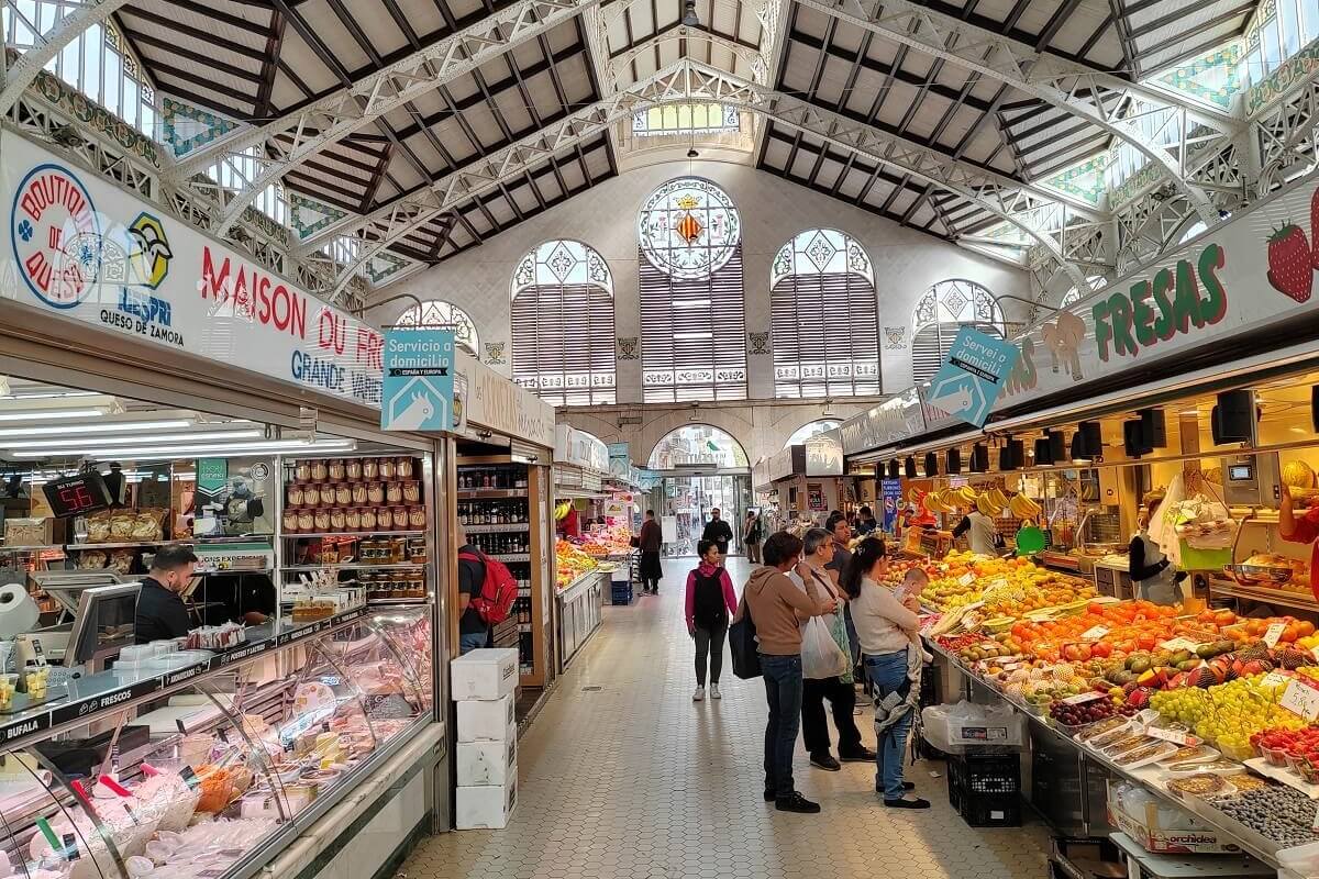 Friss helyi termékek, sonkák és zöldségek a valenciai Központi Piac standjainál. Valenciai gasztronómia és hangulat.