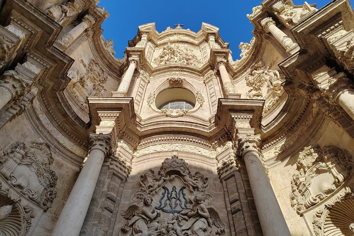 A valenciai Santa María katedrális épülete és főhomlokzata. 