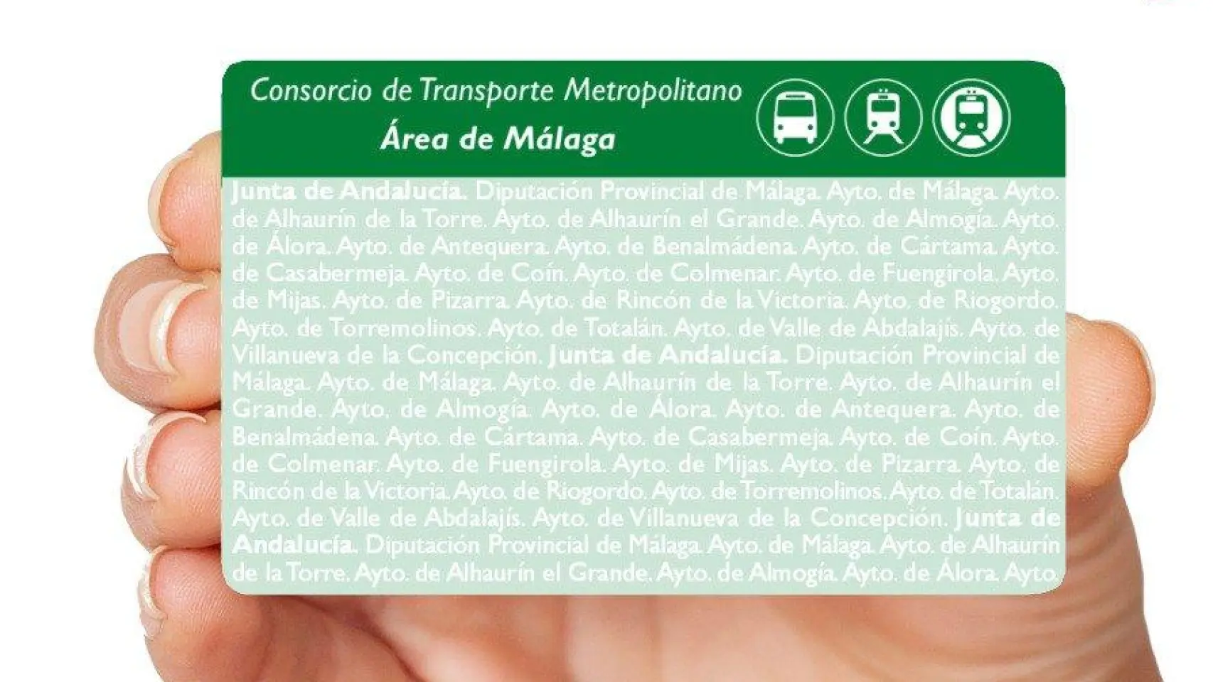 Kézben tartott zöld Málaga közlekedési kártya, rajta busz- és vonatpiktogramok, fehér háttérrel.